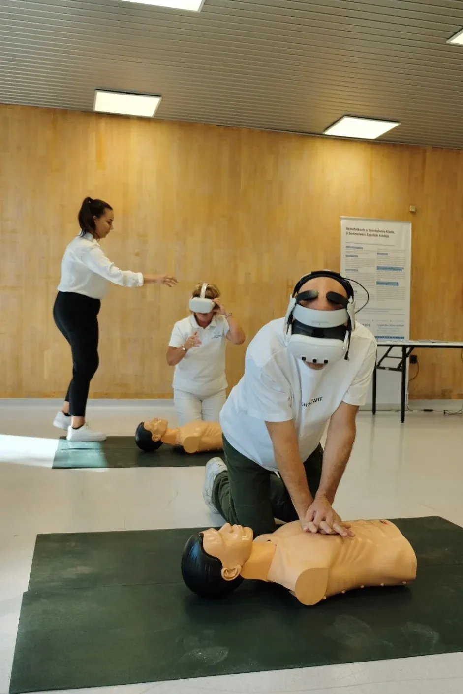 Párhuzamos VR CPR gyakorlatok fizikai bábukon